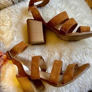 Universal Thread Women Ankle Strap Heels.